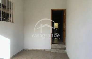 Imagem: A casa possui 2 Dormitórios, 1 Banheiro, 1 Vaga na garagem