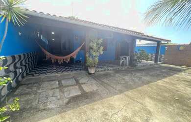 Imagem: A casa possui 3 Dormitórios, 2 Banheiros, 4 Vagas na garagem