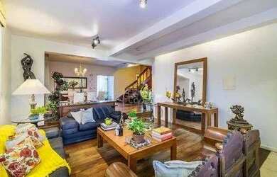 Imagem: A casa possui 4 Dormitórios, 4 Banheiros, 4 Vagas na garagem