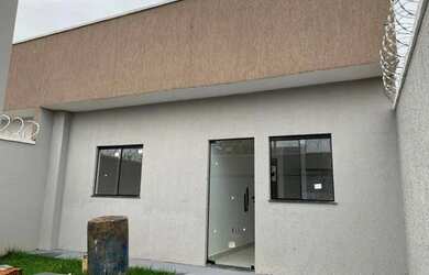 Imagem: A casa possui 2 Dormitórios, 2 Banheiros, 2 Vagas na garagem