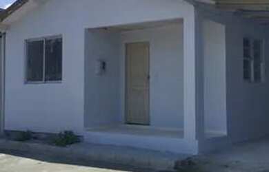 Imagem: A casa possui 3 Dormitórios, 2 Banheiros, 1 Vaga na garagem