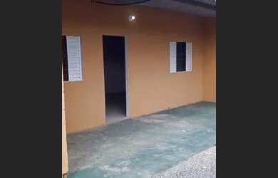 Imagem: A casa possui 1 Dormitório, 1 Banheiro, 1 Vaga na garagem