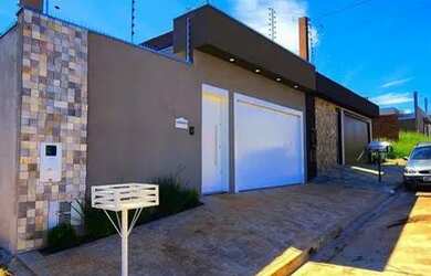 Imagem: A casa possui 3 Dormitórios, 2 Banheiros, 2 Vagas na garagem