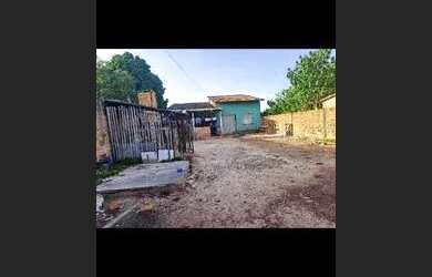 Imagem: A casa possui 4 Dormitórios, 2 Banheiros e está localizado