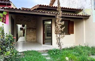 Imagem: A casa possui 2 Dormitórios, 2 Banheiros, 2 Vagas na garagem