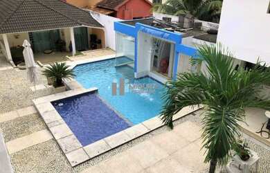 Imagem: A casa possui 4 Dormitórios, 2 Banheiros, 5 Vagas na garagem