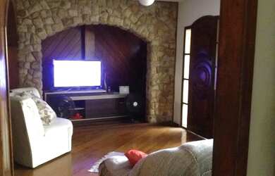 Imagem: A casa possui 3 Dormitórios, 4 Banheiros, 3 Vagas na garagem