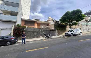 Imagem: A casa possui 4 Dormitórios, 3 Banheiros, 2 Vagas na garagem