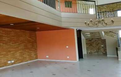 Imagem: A casa possui 4 Dormitórios, 5 Banheiros, 4 Vagas na garagem