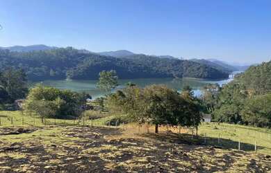 Imagem: O terreno possui 916m² de Área e está localizado em Centro