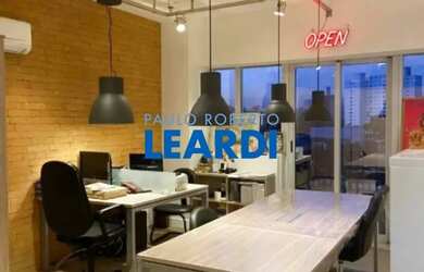 Imagem: O depósito possui 1 Vaga na garagem e 32m² de Área e está