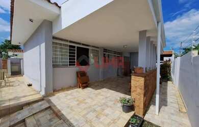 Imagem: A casa possui 3 Dormitórios, 2 Banheiros, 3 Vagas na garagem