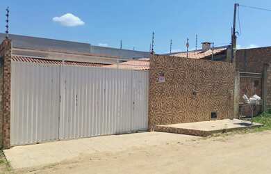 Imagem: A casa possui 3 Dormitórios, 3 Banheiros, 3 Vagas na garagem