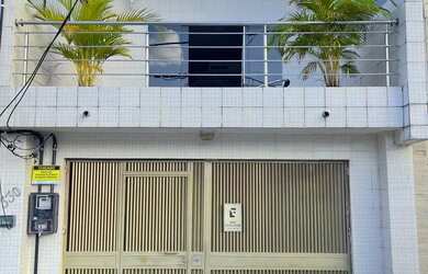 Imagem: A casa possui 3 Dormitórios, 4 Banheiros, 1 Vaga na garagem