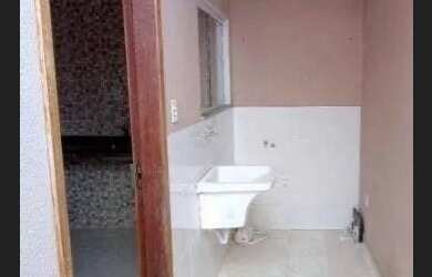 Imagem: A casa possui 2 Dormitórios e 1 Banheiro e está localizado