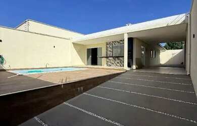 Imagem: A casa em condomínio possui 3 Dormitórios, 3 Banheiros, 250m²