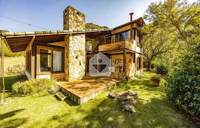 Imagem: A casa possui 2 Dormitórios, 3 Banheiros, 5 Vagas na garagem