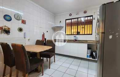 Imagem: A casa possui 3 Dormitórios, 3 Banheiros, 4 Vagas na garagem