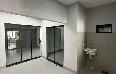 Imagem: A casa possui 3 Dormitórios, 2 Banheiros, 3 Vagas na garagem