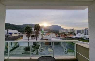 Imagem: A casa possui 4 Dormitórios, 5 Banheiros, 2 Vagas na garagem