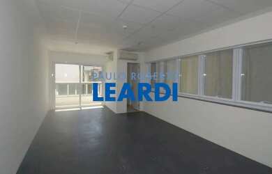 Imagem: O depósito possui 4 Vagas na garagem, 168m² de Área e está