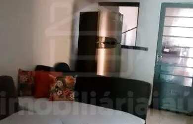 Imagem: A casa possui 2 Dormitórios, 1 Banheiro, 2 Vagas na garagem