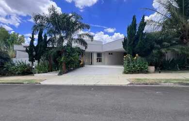 Imagem: A casa em condomínio possui 3 Dormitórios, 4 Banheiros, 5