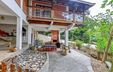 Imagem: A casa possui 4 Dormitórios, 1 Banheiro, 2 Vagas na garagem