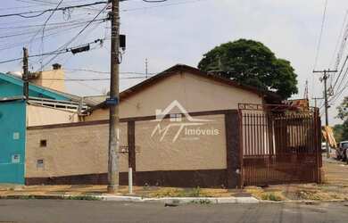 Imagem: A casa possui 4 Dormitórios, 2 Banheiros, 2 Vagas na garagem