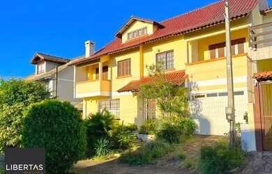 Imagem: A casa possui 3 Dormitórios, 2 Banheiros, 3 Vagas na garagem