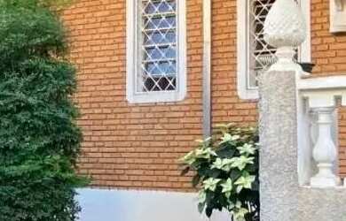 Imagem: A casa possui 2 Dormitórios, 3 Banheiros, 5 Vagas na garagem