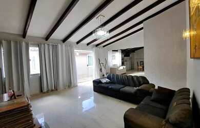 Imagem: A casa em condomínio possui 4 Dormitórios, 2 Banheiros, 2