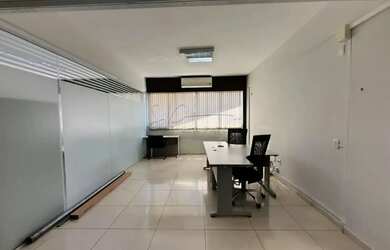 Imagem: O depósito possui 2 Vagas na garagem, 98m² de Área e está