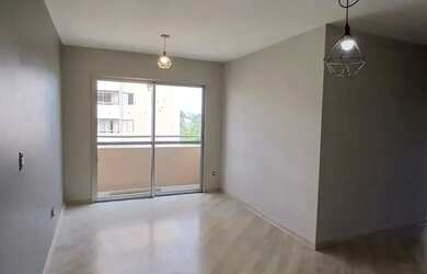 Imagem: O apartamento possui 3 Dormitórios, 1 Banheiro, 1 Vaga na garagem