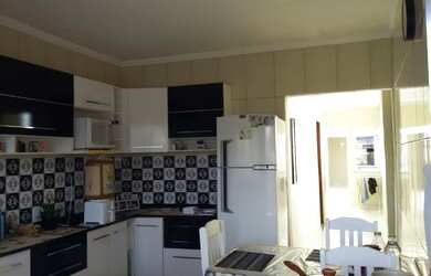 Imagem: A casa possui 4 Dormitórios, 2 Banheiros, 2 Vagas na garagem