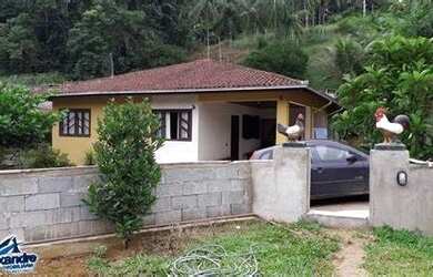 Imagem: A casa possui 4 Dormitórios, 1 Banheiro e 1 Vaga na garagem