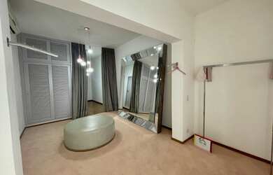 Imagem: O depósito possui 2 Vagas na garagem e 450m² de Área e está