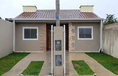 Imagem: A casa possui 2 Dormitórios, 1 Banheiro, 2 Vagas na garagem