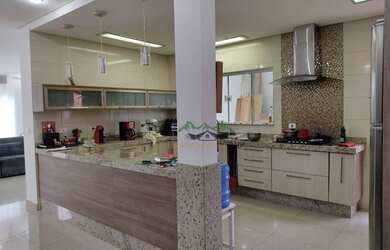 Imagem: A casa em condomínio possui 4 Dormitórios, 5 Banheiros, 2