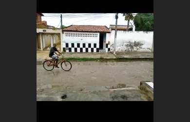 Imagem: A casa possui 3 Dormitórios, 1 Banheiro, 1 Vaga na garagem