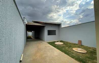 Imagem: A casa possui 2 Dormitórios, 2 Banheiros, 2 Vagas na garagem