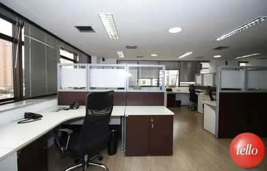 Imagem: O depósito possui 4 Vagas na garagem, 327m² de Área e está