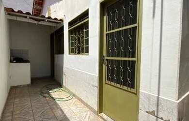 Imagem: A casa possui 1 Dormitório, 1 Banheiro, 1 Vaga na garagem