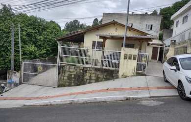 Imagem: A casa possui 3 Dormitórios, 3 Banheiros, 3 Vagas na garagem