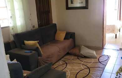 Imagem: A casa possui 2 Dormitórios, 1 Banheiro, 2 Vagas na garagem