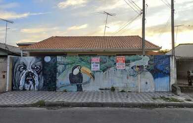 Imagem: A casa possui 5 Dormitórios, 4 Banheiros, 2 Vagas na garagem