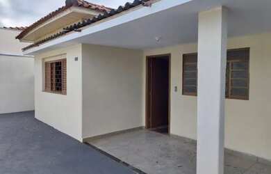 Imagem: A casa possui 3 Dormitórios, 2 Banheiros, 2 Vagas na garagem