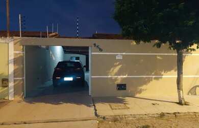 Imagem: A casa possui 3 Dormitórios, 1 Banheiro, 2 Vagas na garagem