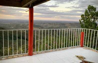 Imagem: A casa possui 4 Dormitórios, 3 Banheiros, 4 Vagas na garagem