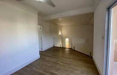 Imagem: A casa em condomínio possui 4 Dormitórios, 5 Banheiros e 300m²